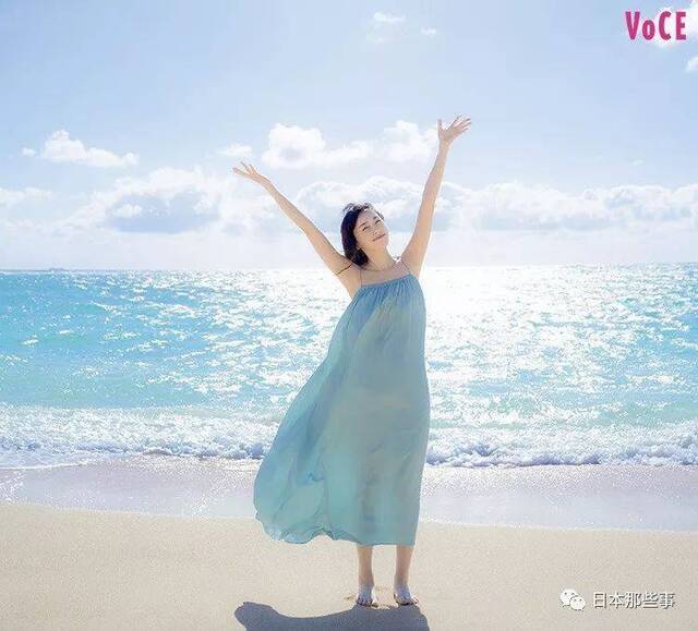 《VOCE》拍摄外景封面 新垣结衣与大海满分适配