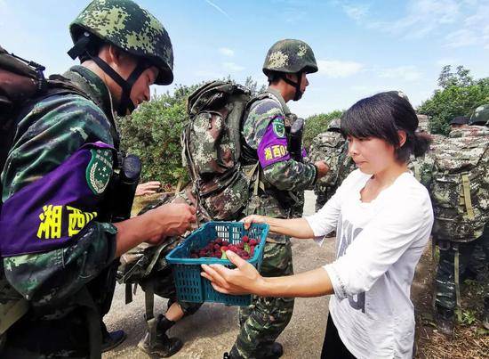 野外训练的武警官兵被村民追赶 究竟发生了什么？