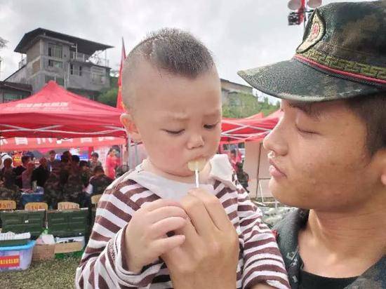 野外训练的武警官兵被村民追赶 究竟发生了什么？