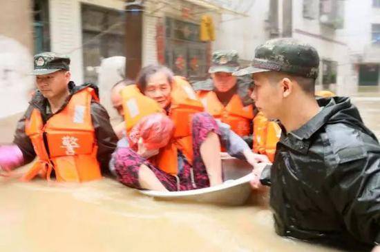 野外训练的武警官兵被村民追赶 究竟发生了什么？