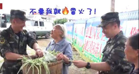 野外训练的武警官兵被村民追赶 究竟发生了什么？