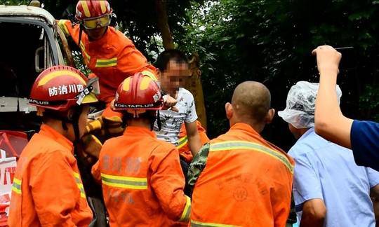 四川宜宾地震救灾物资运输车遇车祸 消防紧急救援