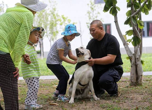 北京海关举办开放日活动缉毒犬展示搜毒绝技