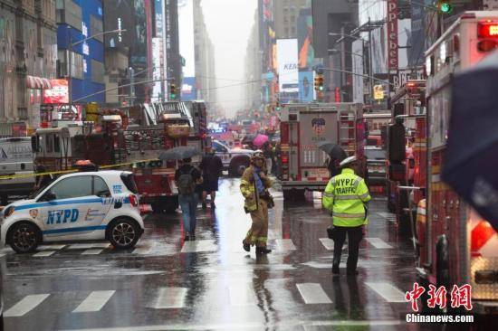 当地时间6月10日，一架直升机坠毁在纽约曼哈顿一座摩天大厦楼顶，直升机驾驶员在事故中丧生。这栋大楼位于时代广场北端街区。中新社记者廖攀摄