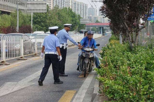 摩托车电动车闯入天通苑公交专用道 今早交警处罚十余辆