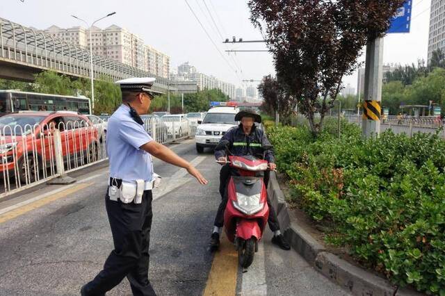 摩托车电动车闯入天通苑公交专用道 今早交警处罚十余辆