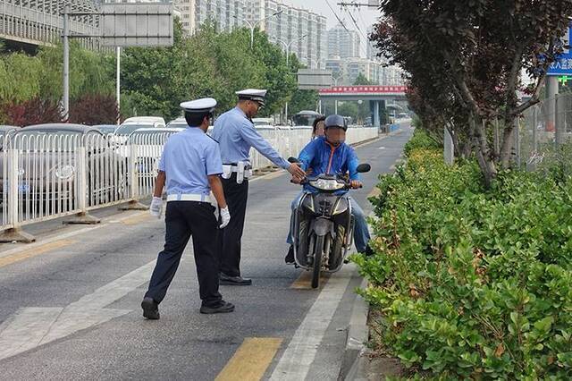 骑行闯入天通苑公交专用道交警今早处罚十余起组图