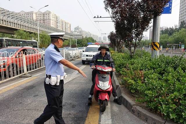 骑行闯入天通苑公交专用道交警今早处罚十余起组图