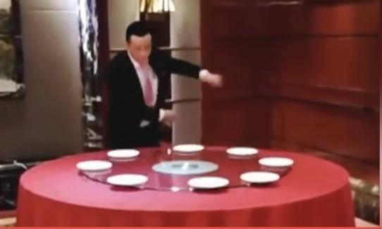 中国“盘子哥”6秒摆好餐桌 外国人连呼不可思议