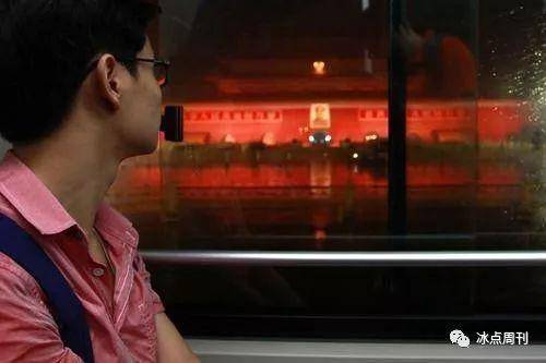 2014年9月23日，北京，乘客经过长安街。从2014年9月22日起，34条夜班公交线路每晚11时20分后上路运营。视觉中国供图