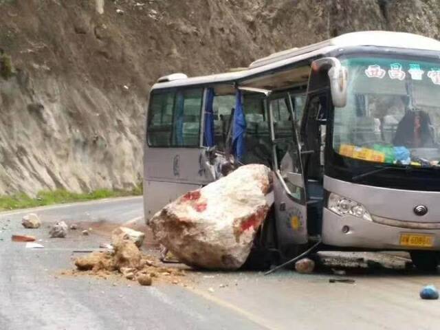 四川雷波开往西昌客车被滚石砸中有伤亡 各方正在救援