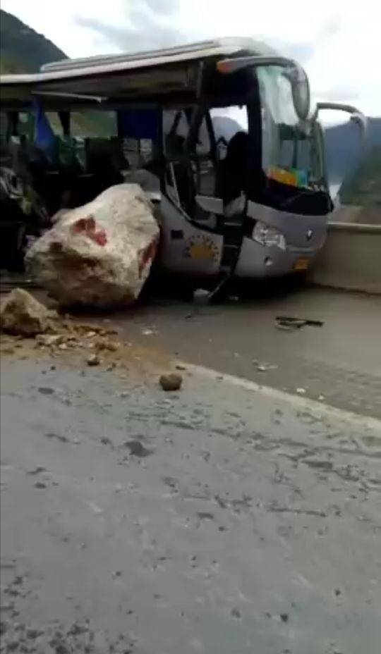 四川雷波一辆客车被落石击中 有人员受伤