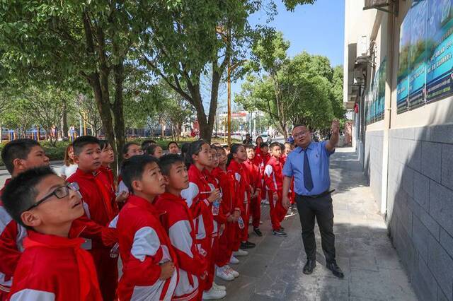 云南龙陵:40余名小学生走进检察院