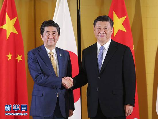 6月27日，国家主席习近平在大阪会见日本首相安倍晋三。新华社记者鞠鹏摄