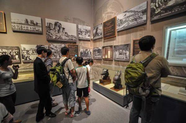 ▲资料图片：2013年7月18日，游客在北京中国国家博物馆的鼠首、兔首前参观拍照。（新华社）