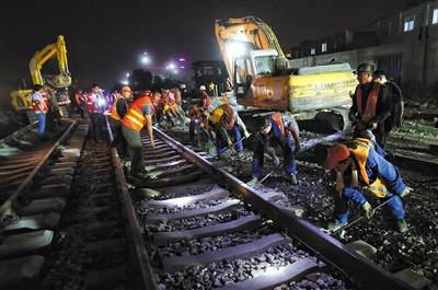 京沈客专明年底迎开通 建设者连夜为星火站枢纽拨线