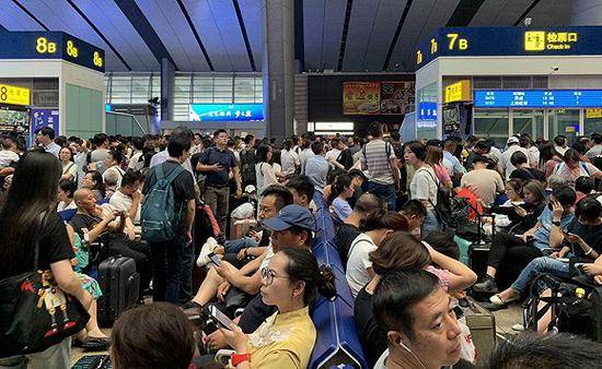 京沪高铁沿线列车晚点：部分旅客滞留北京南站