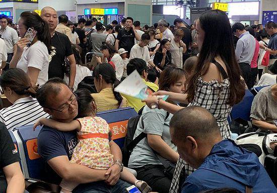 京沪高铁沿线列车晚点：部分旅客滞留北京南站