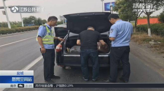 警方截停逃犯的车：四大箱现金460万 全是行贿款