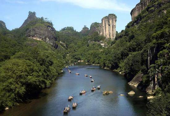 游人乘竹筏在福建武夷山九曲溪漂流