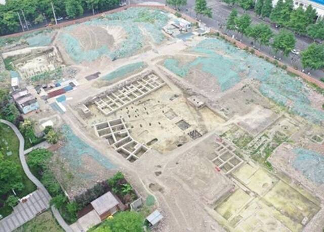 四川省成都市发现明代建筑遗址出土龙凤纹琉璃构件