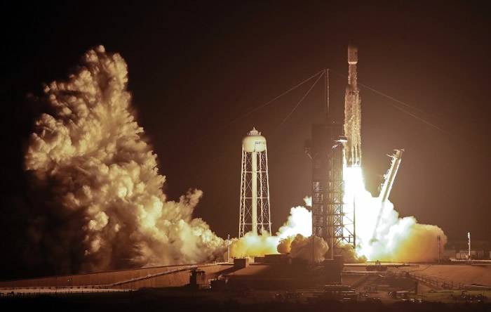 SpaceX猎鹰重型火箭首度夜间升空搭载24枚卫星上太空中央推进器回收失败