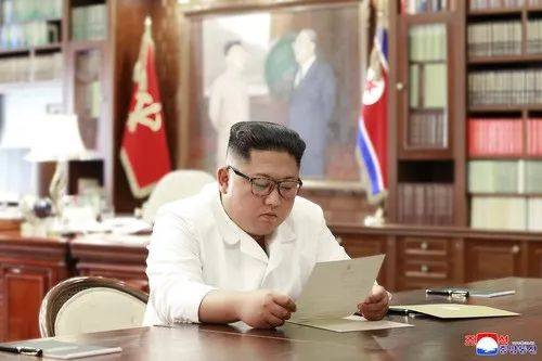 朝中社6月23日提供的照片显示，金正恩在阅读特朗普的亲笔信。新华社发