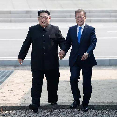  2018年4月27日，朝鲜最高领导人金正恩（左）在板门店跨过军事分界线，与韩国总统文在寅会晤。新华社发