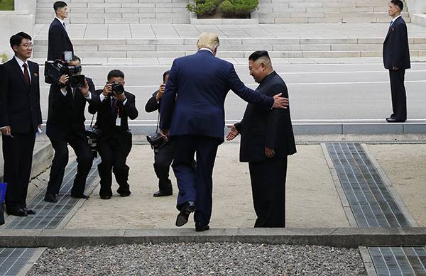 6月30日，正在韩国访问的美国总统特朗普在板门店与朝鲜最高领导人金正恩握手会面后，跨越军事分界线来到朝方一侧。