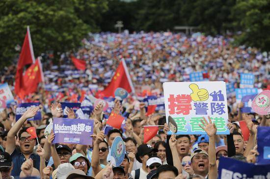 香港市民集会支持警方执法 梁家辉等近17万人参加