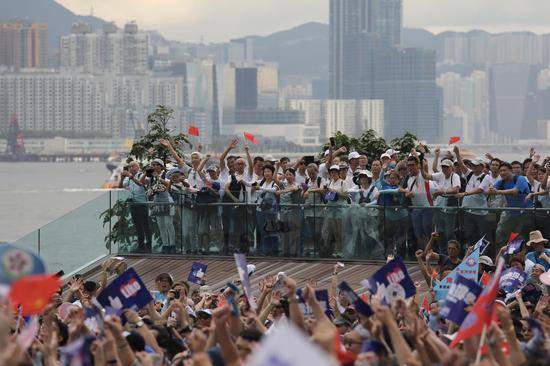 香港市民集会支持警方执法 梁家辉等近17万人参加