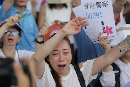 香港市民集会支持警方执法 梁家辉等近17万人参加