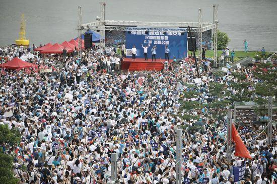 香港市民集会支持警方执法 梁家辉等近17万人参加