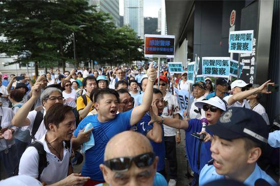 香港市民集会支持警方执法 梁家辉等近17万人参加