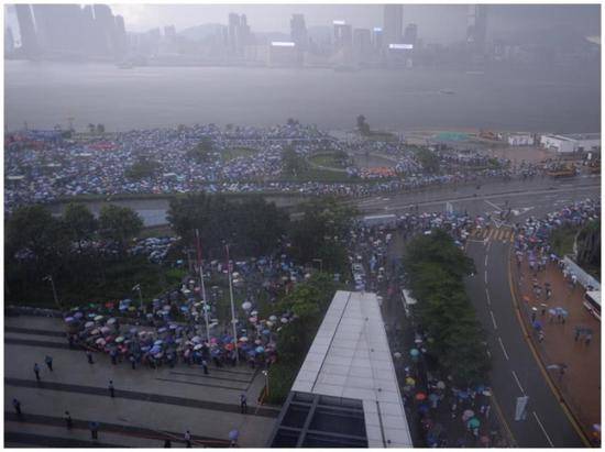 香港市民集会支持警方执法 梁家辉等近17万人参加