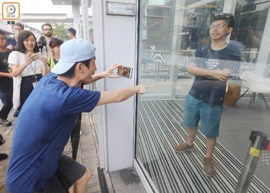 香港市民集会支持警方执法 梁家辉等近17万人参加