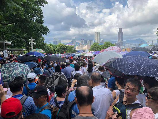 香港市民集会支持警方执法 梁家辉等近17万人参加