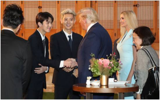 特朗普和EXO成员（图源：韩联社）