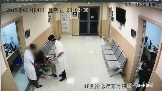 男子在医院醉酒闹事：打伤医护毁器械 被拘7天