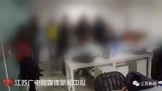 女子借1850元超时1天没还 亲友就收到了艳照