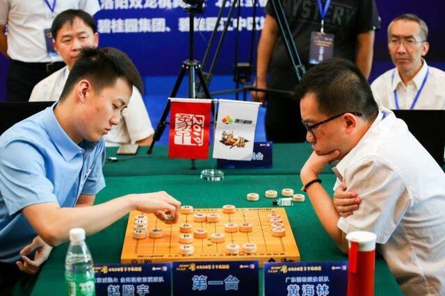 棋迷杨国强 9年独家冠名“广东碧桂园象棋队”