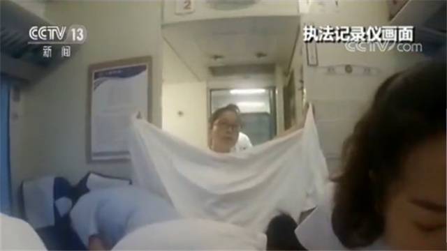 列车临停53分钟！众人搭建“暖心屋”助孕妇顺利分娩