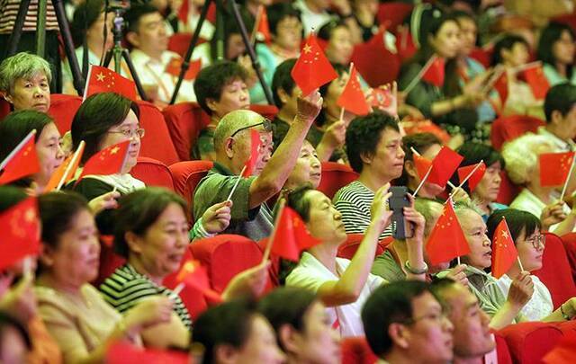 东城“我和我的祖国”文艺演出观众动情舞动红旗组图