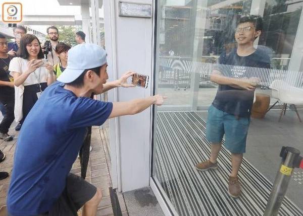 昨天冒雨撑警 钟镇涛今天发文庆祝香港回归22周年