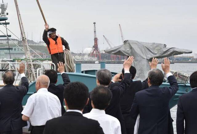 7月1日，日本北海道钏路港，即将启程的捕鲸船。图自视觉中国