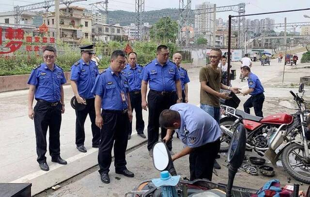 城管党员在身边，今天的头条留给他们！