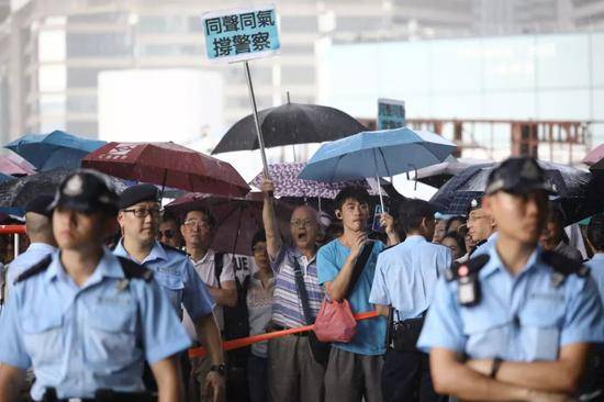 梁家辉谭咏麟都站出来了 大批香港市民上街撑警