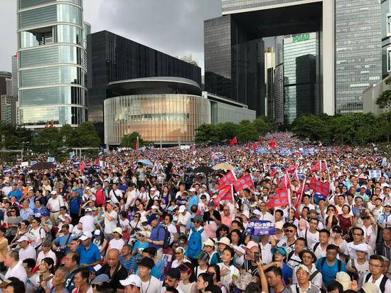 梁家辉谭咏麟都站出来了 大批香港市民上街撑警