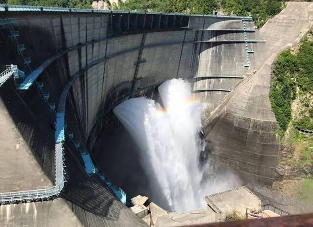 日本富山县立山町的黑部水库开始观光泄洪每秒倾出15吨水现彩虹