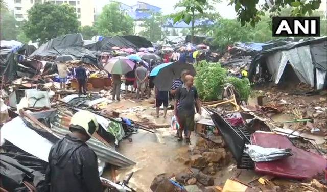 印度南部遭暴雨侵袭多处围墙倒塌 已致至少22人遇难